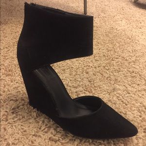 Black pointy wedges